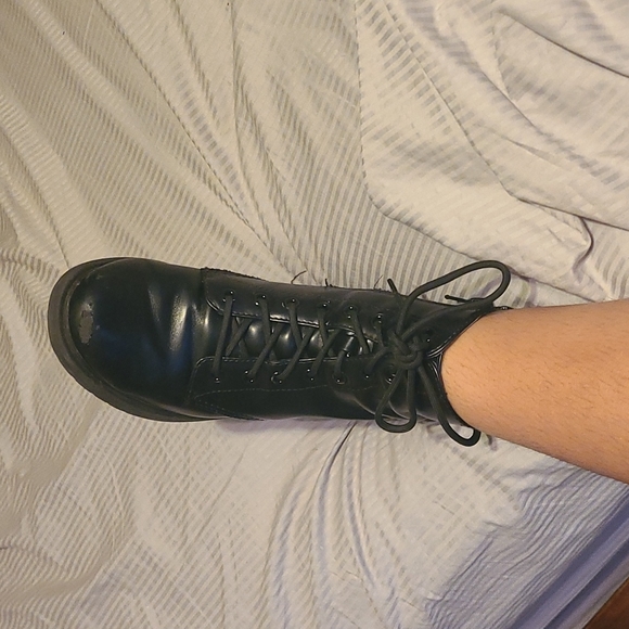 Black platformed boots - Picture 2 of 4